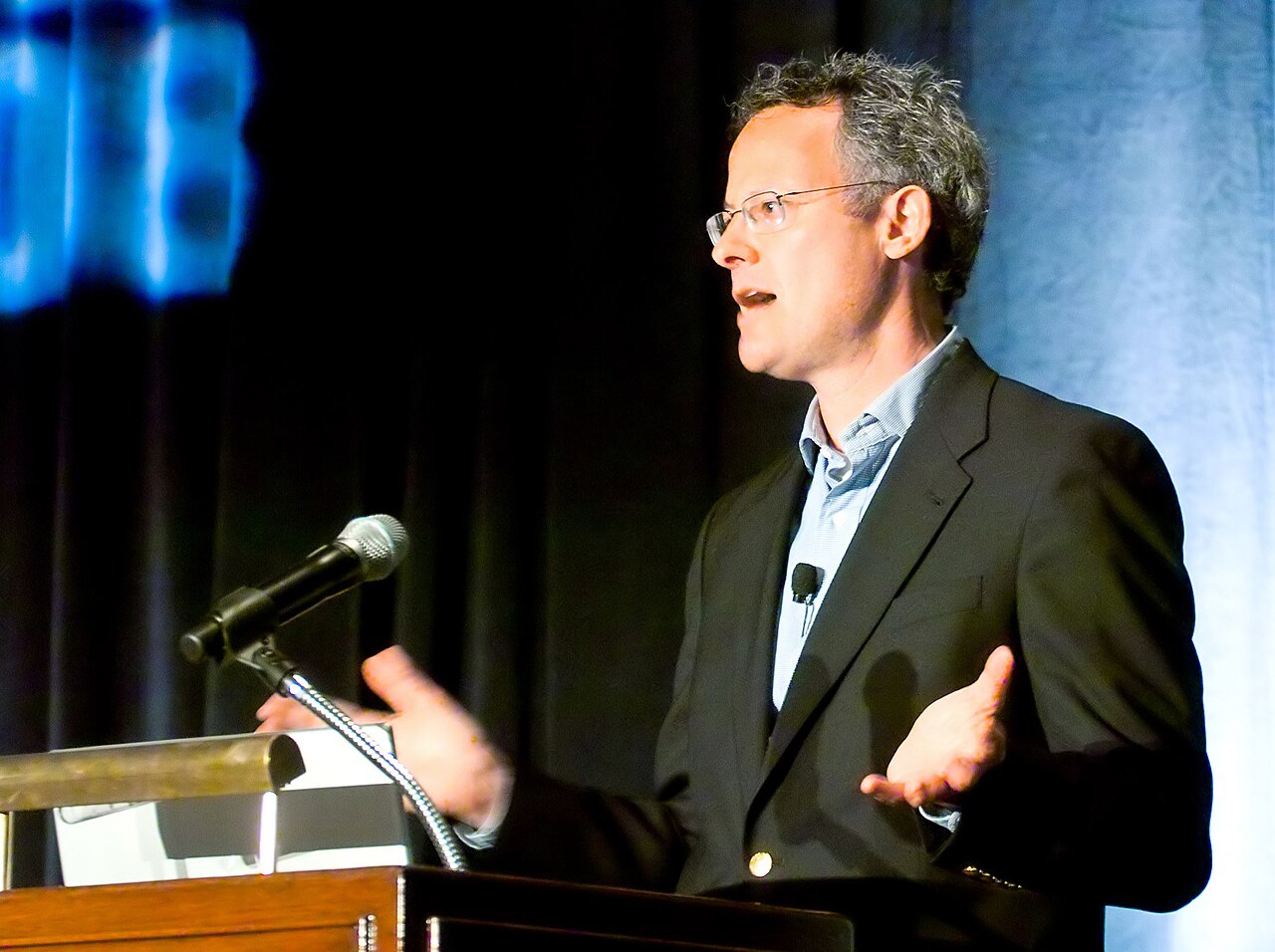 Nicholas Carr speaking at a lectern