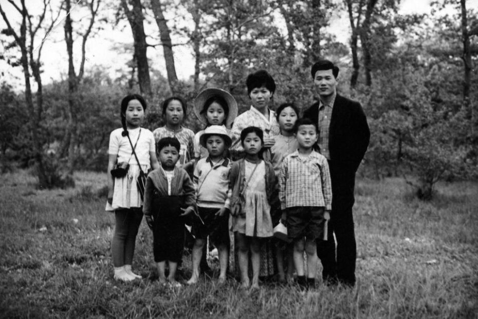 1966년 교육전도사 시절의 옥한흠 목사(오른쪽)와 교회 아이들의 단체 사진