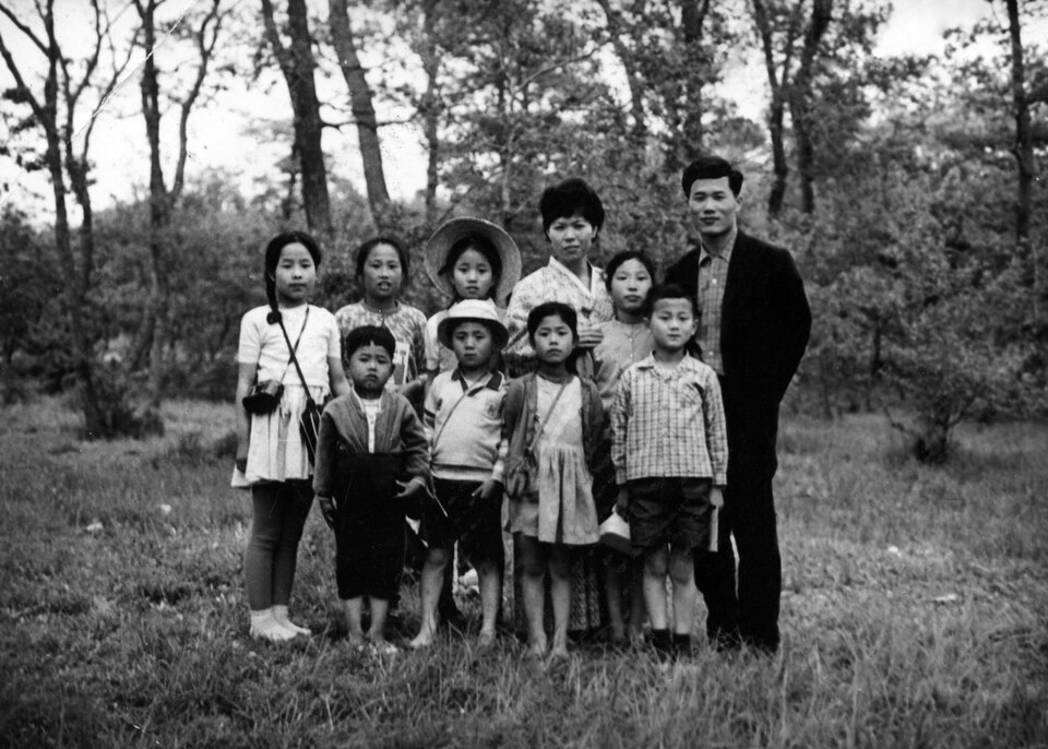 1966년 교육전도사 시절의 옥한흠 목사(오른쪽)와 교회 아이들의 단체 사진